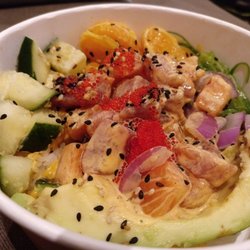 Ohe Poke Raw - Ohe: atún y salmón, wakame, aguacate, cebolla, pepino, tobiko, sweet sriracha