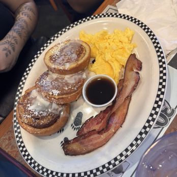 Black Bear Diner Murrieta - Cinnamon Roll French Toast - American Near Me - Murrieta, California Black Bear Diner Murrieta - Cinnamon Roll French Toast - American Near Me - Murrieta, California