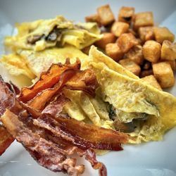 727 Ocean Sunset Bar at Smugglers Cove Inn - Crispy bacon, mushroom and egg omelette with crispy potatoes.