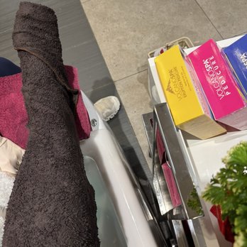 La Vie Nails & Spa - Nail Salons Near Me - Brookfield, Wisconsin