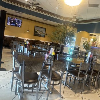 Pho Q Long - They have a nice plant in the middle of the restaurant - Vietnamese Near Me - Houston, Texas
