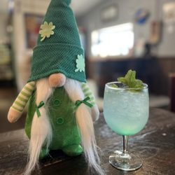 Babo's Cafe - Non-alcoholic drink made of elderflower, mint, and seltzer water. Very light & refreshing.