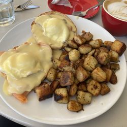 The Kiwi Cafe - Eggs Benny with smoked salmon
