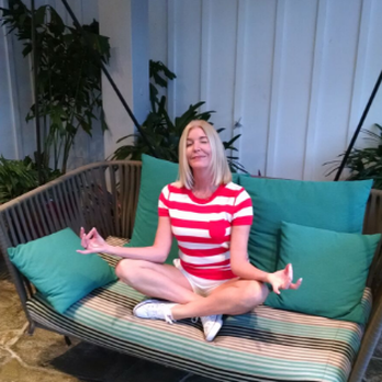 Duke's Malibu - Hanging swings are great for relaxation - New American Near Me - Malibu, California