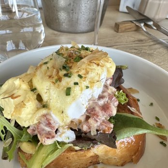 Rose Gose - Eggs Benedict with beef tartare - Wine Bars Near Me - Austin, Texas