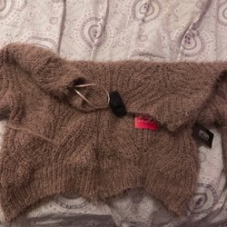 Uptown Cheapskate - Roswell - Sweater with tag still on
