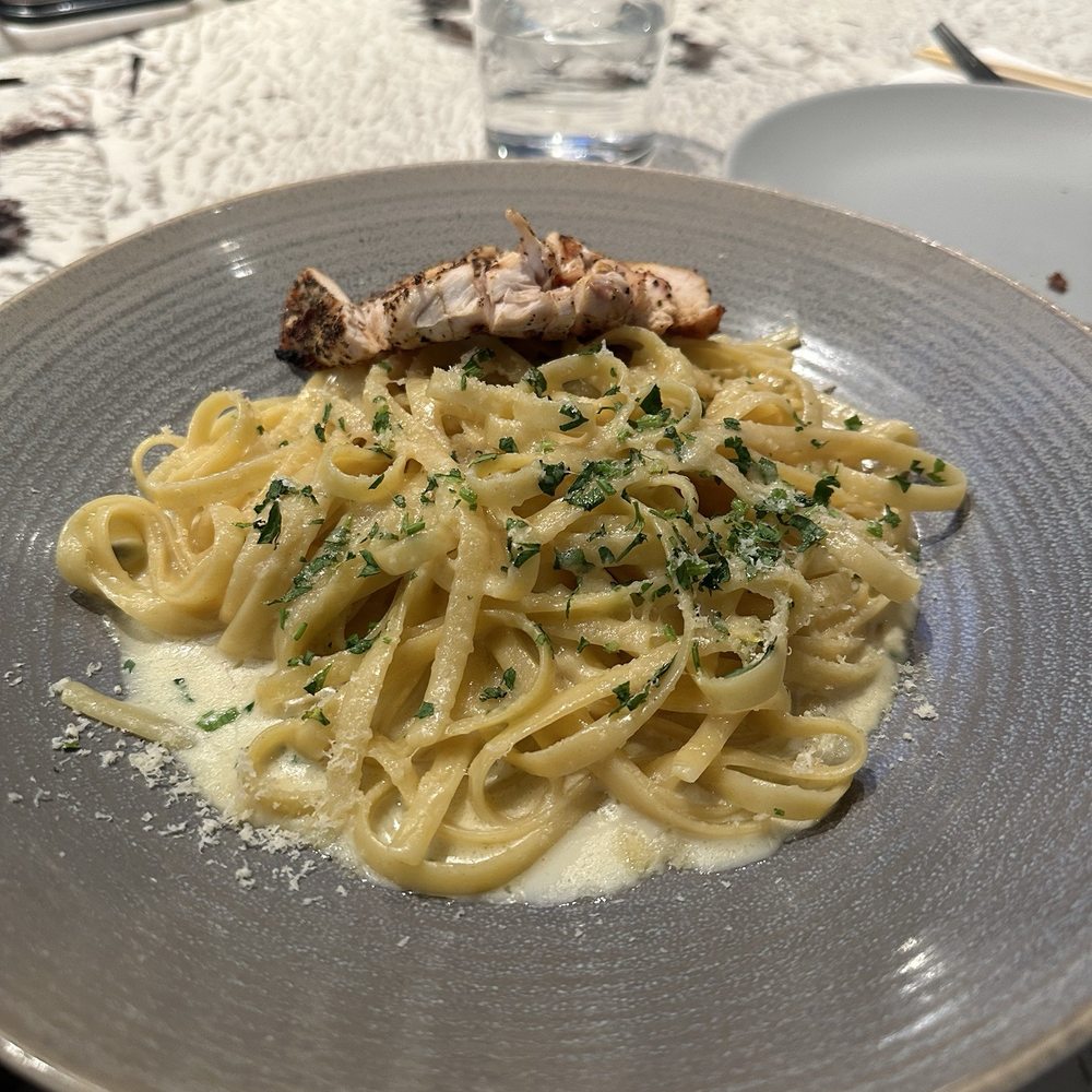Earls Kitchen + Bar - Alfredo chicken - Canadian (New) Near Me - North York, Ontario Earls Kitchen + Bar - Alfredo chicken - Canadian (New) Near Me - North York, Ontario