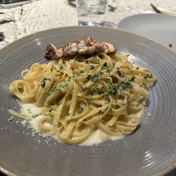 Earls Kitchen + Bar - Alfredo chicken - Canadian (New) Near Me - North York, Ontario
