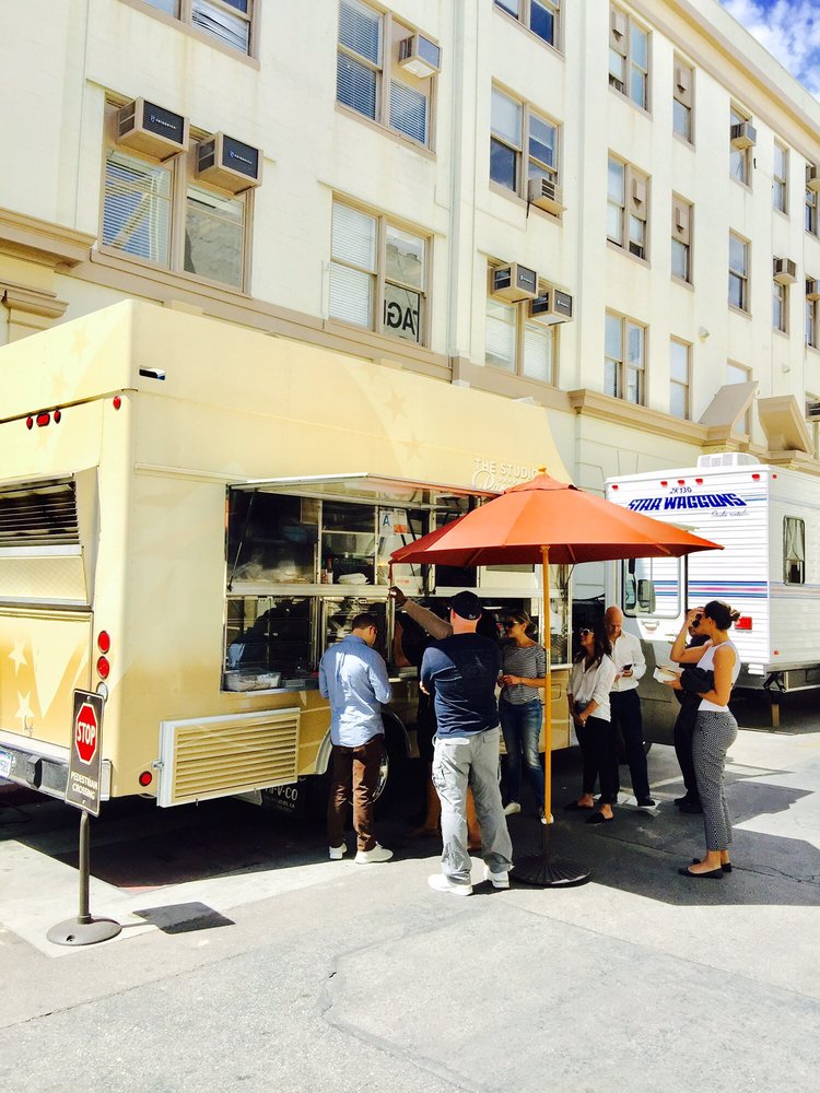 Paramount Food Truck Logo