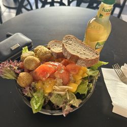 Frozen Yogurt & Salatbar - oriental salad with falafel instead of chicken