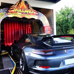 Lavado Suave Hanna Ronda 6  - Luxury auto care! Porsche entering our gentle automated tunnel. Premium wash & extreme protection.