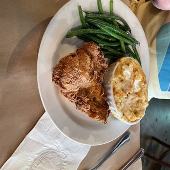 1885 Grill - Fried chicken with mac and cheese and green beans - Seafood Near Me - Chattanooga, Tennessee 1885 Grill - Fried chicken with mac and cheese and green beans - Seafood Near Me - Chattanooga, Tennessee