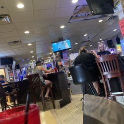 Queen Bee's Bar & Grill - Bar area