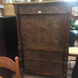 Emmaüs - Beautiful hand carved cabinet