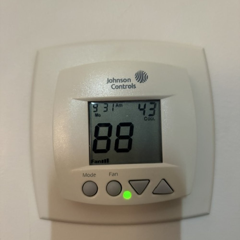 The Courthouse Hotel - This thermostat "appears" to be working, but the AC simply does not work. - Hotels Near Me - Thunder Bay, Ontario