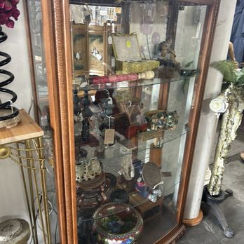 Dee’s Divine Finds - Used, Vintage & Consignment Near Me - Hillsboro, Oregon Dee’s Divine Finds - Used, Vintage & Consignment Near Me - Hillsboro, Oregon