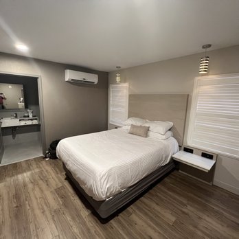 Oceanic Hotel - Single room with queen bed - Hotels Near Me - Wildwood, New Jersey