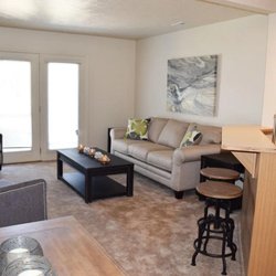 Huntington Cove Apartments - Living Room