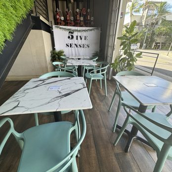 5ive Senses - Outside seating - Juice Bars & Smoothies Near Me - Honolulu, Hawaii