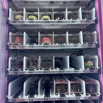 The Bakery Box - Cake atm - Desserts Near Me - Chicago, Illinois