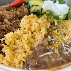 Pupuseria La Chicana - Carnitas plate