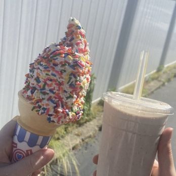 Lincoln Creamery - Vanilla soft serve and peanut butter Oreo milkshake - Ice Cream & Frozen Yogurt Near Me - Lincoln, Rhode Island Lincoln Creamery - Vanilla soft serve and peanut butter Oreo milkshake - Ice Cream & Frozen Yogurt Near Me - Lincoln, Rhode Island