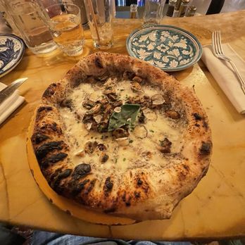 Pink Mamma - I ordered the truffle pizza, because everyone else was ordering the truffle. Wow! Soooo good. The bread on the pizza was the bomb! - Steakhouses Near Me - Paris, 75