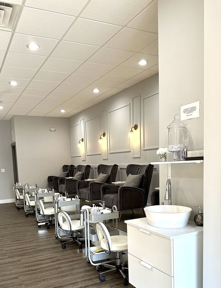Max Studio Nails Logo