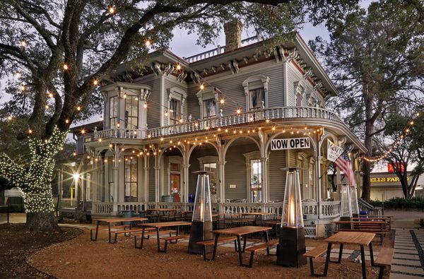 Walter's Tavern by null