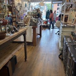 Art Collective - Local artists' collections
