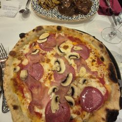 Villa italiano - Pizza und an den anderen Teller Leber.