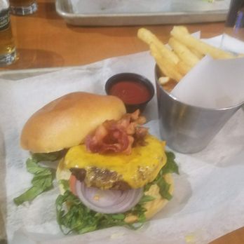 Stanley Park Taphouse - burger - Brasseries Near Me - Richmond, British Columbia