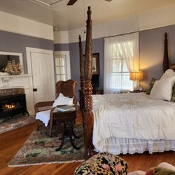 Rosemont B&B Cottages - Queen bed with gas log fireplace and cozy seating