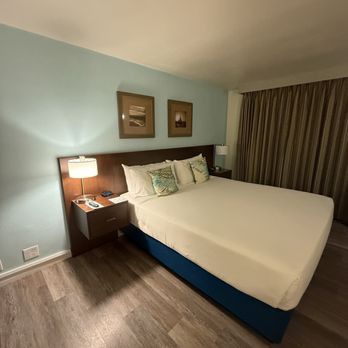 Kings Inn San Diego - Superior king (there is an accent chair, mini fridge, and balcony) - San Diego, CA