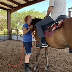 Miercoles Moon - Genevieve explaining some first things before leading the horse further.