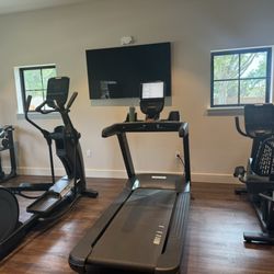 Very nice compact gym. Could use some fans.
