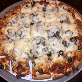 Skinners Pub & Eatery - Top of the Line pizza - Pubs Near Me - Saint Paul, Minnesota