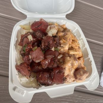 Ono Seafood Hawaii - Half spicy half Hawaiian poké bowl - Poke Near Me - Honolulu, Hawaii Ono Seafood Hawaii - Half spicy half Hawaiian poké bowl - Poke Near Me - Honolulu, Hawaii
