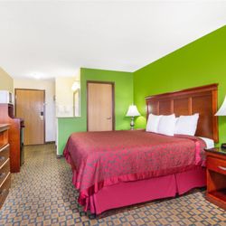 Days Inn & Suites by Wyndham Wichita - Guest room