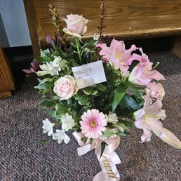 This was a $ 150.00 funeral arrangement?? Beautiful but not worth that much money. This was a $ 150.00 funeral arrangement?? Beautiful but not worth that much money.