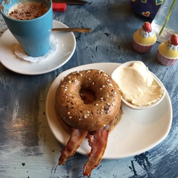 Cafe Arriba - Bagel with bacon and cream cheese - Coffee & Tea Near Me - Portree, HLD Cafe Arriba - Bagel with bacon and cream cheese - Coffee & Tea Near Me - Portree, HLD