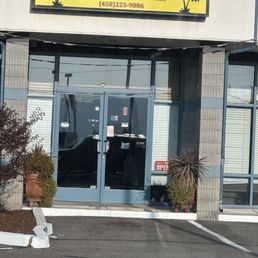 Dead parking lot. Not a single customer. Dead parking lot. Not a single customer.