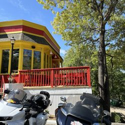 Pauly's Burgers - Outdoor patio seating