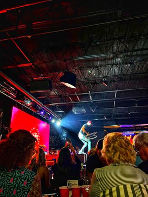 Two Tones Dueling Piano Bar by null