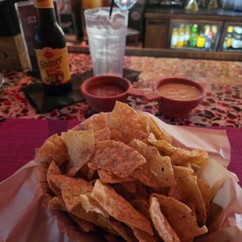 Mama Betty’s - Chips & Salsa with a Shiner - Cocktail Bars Near Me - Austin, Texas