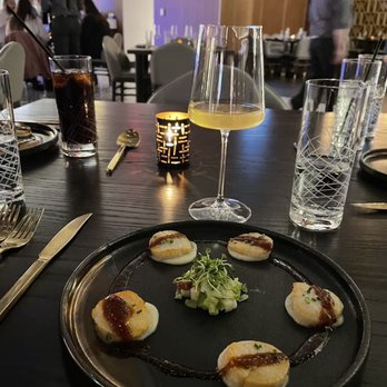 Hell's Kitchen - Scallops with white wine pairing - Cocktail Bars Near Me - Funner, California Hell's Kitchen - Scallops with white wine pairing - Cocktail Bars Near Me - Funner, California