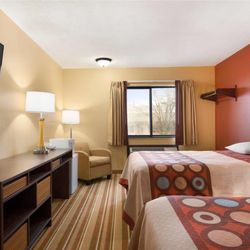 Super 8 by Wyndham Rantoul - Guest room