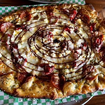 Hopskeller Brewing - Sweet child of Mine pizza - Brewpubs Near Me - Waterloo, Illinois