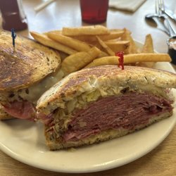 Famous Label's Delicatessen - Rueben