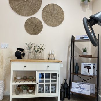 Roots & Rouge - Cute decor! - Hair Salons Near Me - Campbell, California Roots & Rouge - Cute decor! - Hair Salons Near Me - Campbell, California